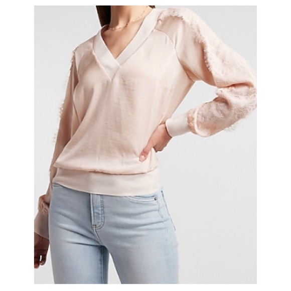 Express Tops - Express Lace Pieced V-Neck Popover in Pale Peony Size Large